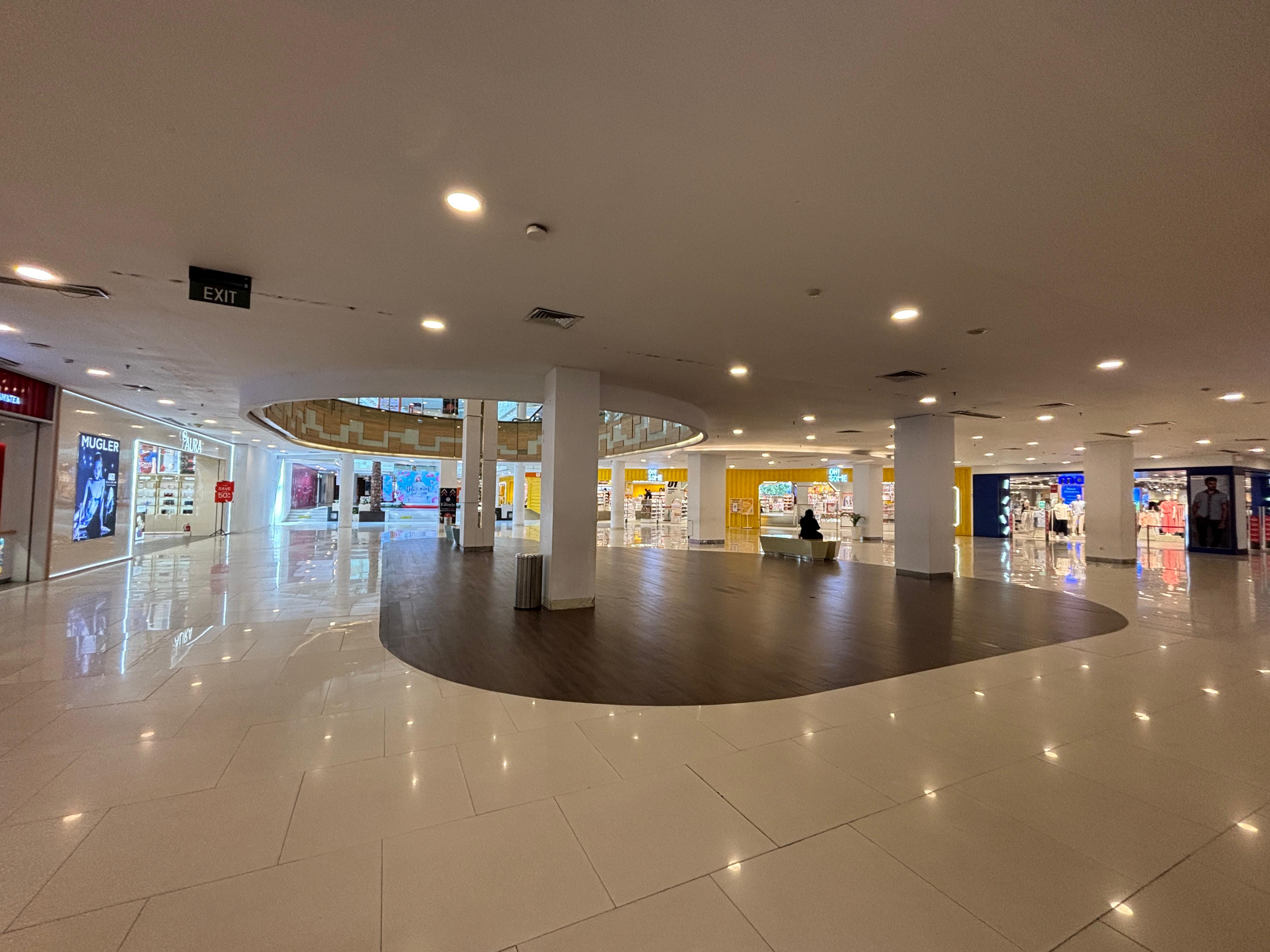 Atrium 02                                                                                           